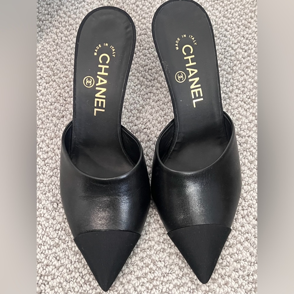 CHANEL Pointed Toe CC Pearl Leather Heels Mules